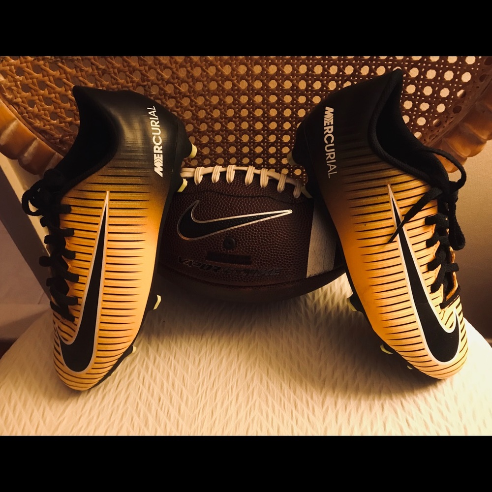 Boys Nike Mercurial SIZE 6 🏀⚽️ Cleats